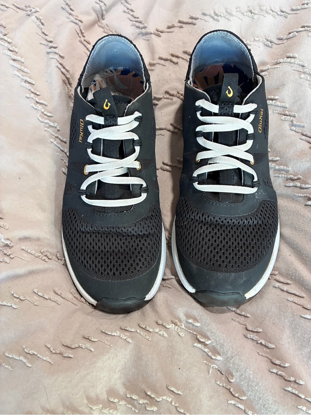 Olukai Huia women’s Black Athletic Sneakers with no tie White Laces
